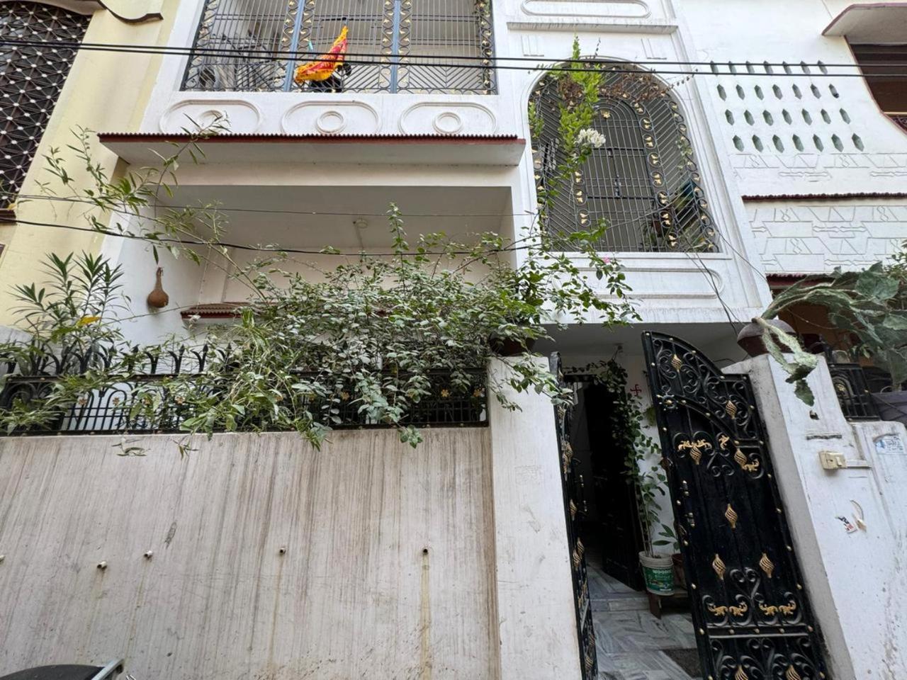 El Profesor Varanasi Exterior photo